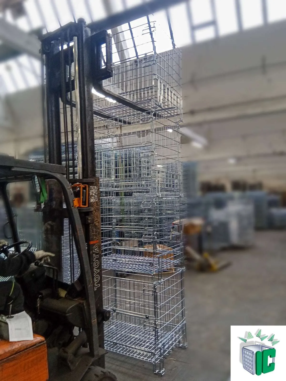 Contenedores de malla metálica apilables con carretilla elevadora