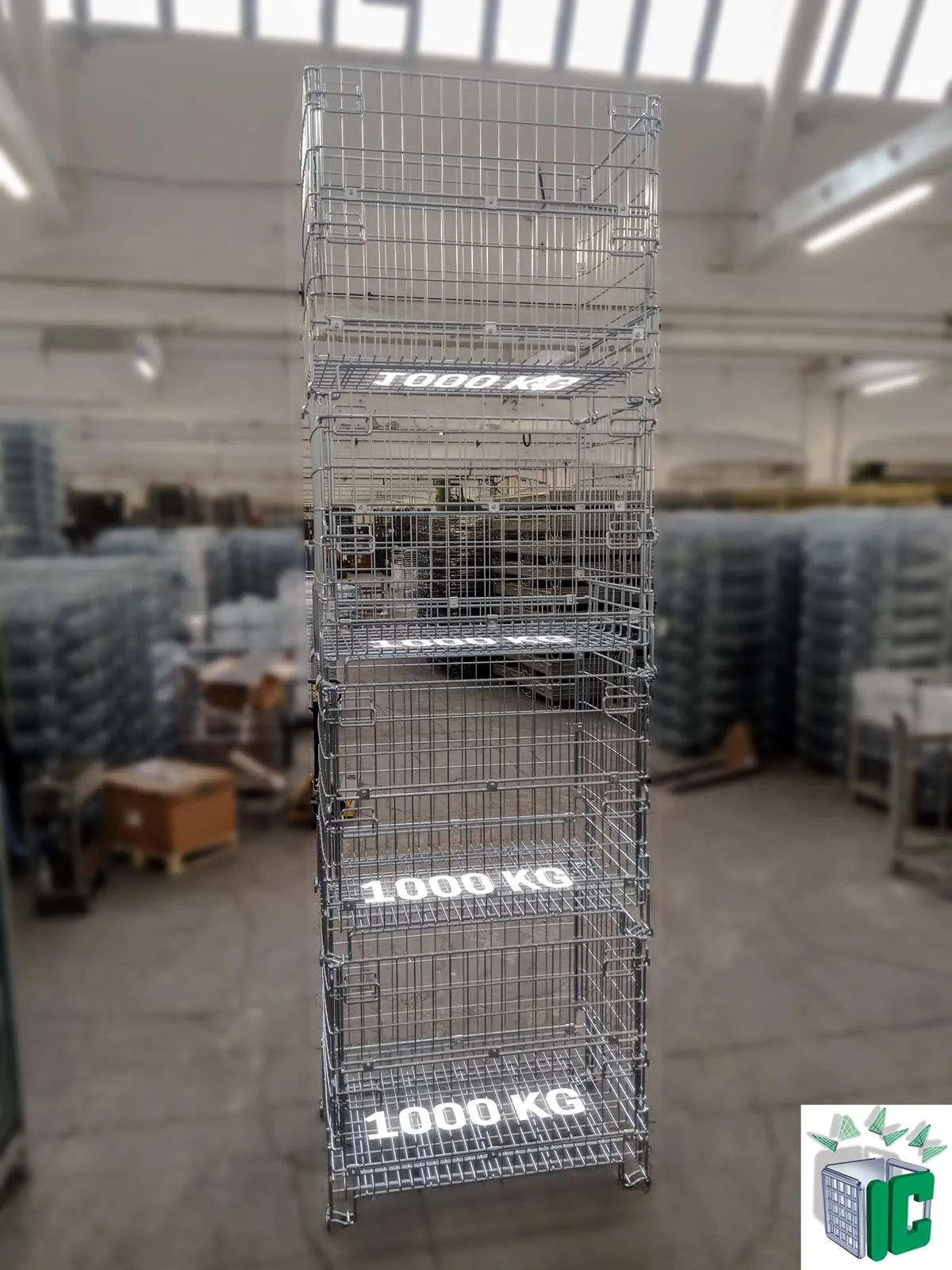 Almacén vertical no automatizado. Hasta 3 contenedores de malla industrial en 1 carga completa. Cada contenedor contiene 1000 kg, para un total de 4000 kg en el espacio de un palet.