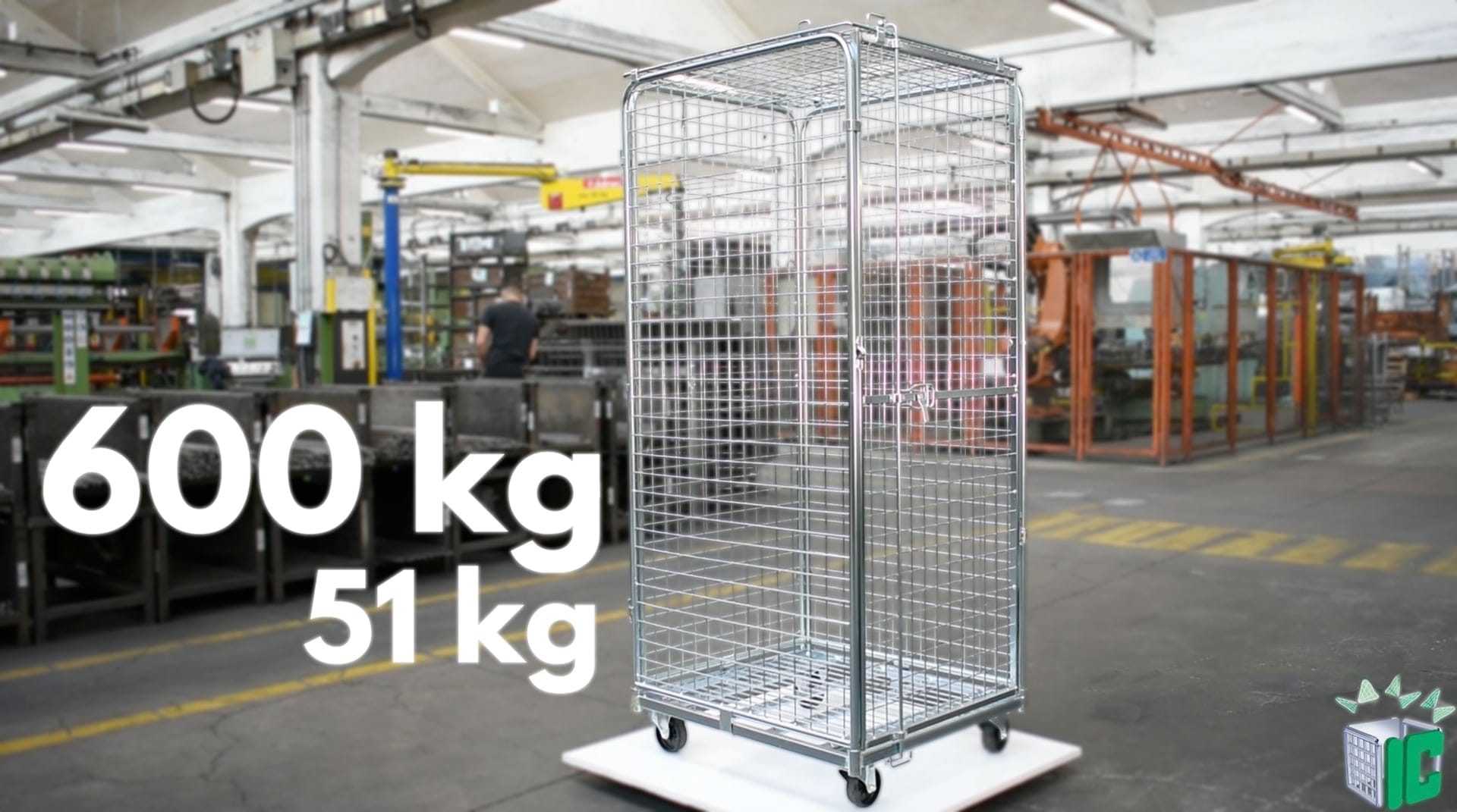 Foto di un Roll Container Sicurezza nello stabilimento di produzione Italiana Contenitori. Questo carrello roll pesa 51 kg e ne porta 600. Ideale per trasporto di merci di valore
