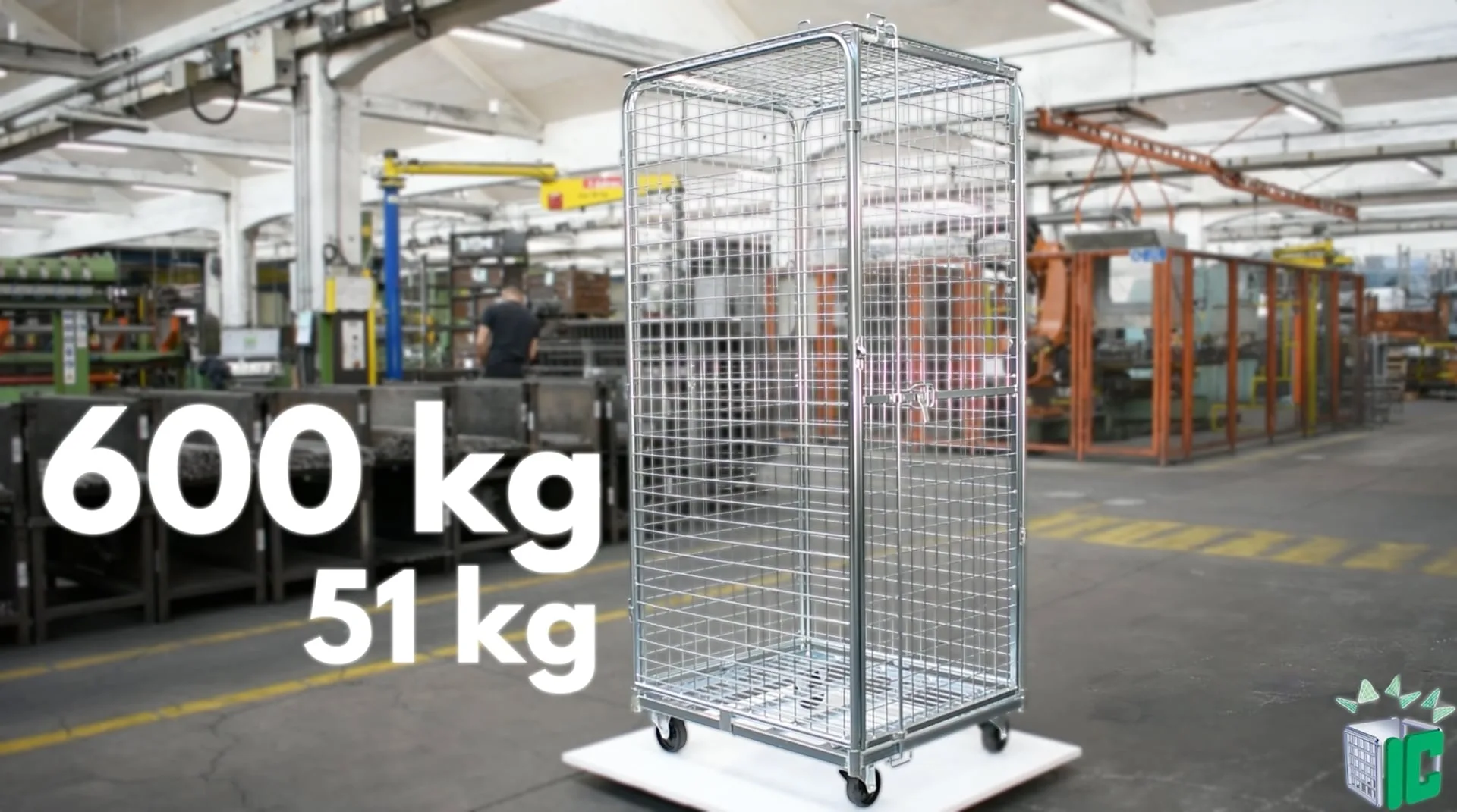 Foto di un Roll Container Sicurezza nello stabilimento di produzione Italiana Contenitori. Questo carrello roll pesa 51 kg e ne porta 600. Ideale per trasporto di merci di valore